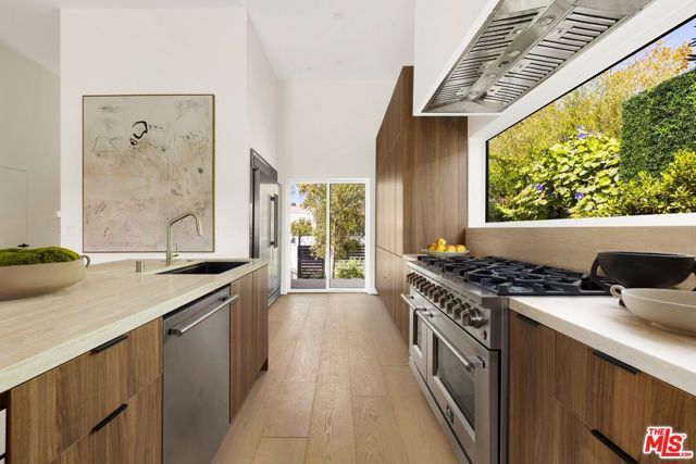 1120 S Lucerne Boulevard, Los Angeles, CA 90019