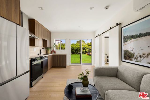 1120 S Lucerne Boulevard, Los Angeles, CA 90019
