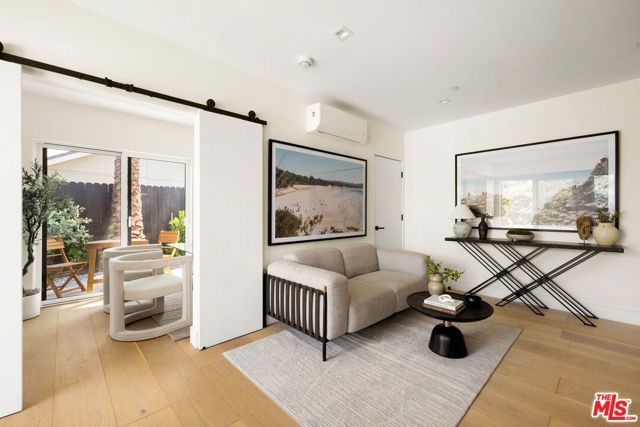 1120 S Lucerne Boulevard, Los Angeles, CA 90019