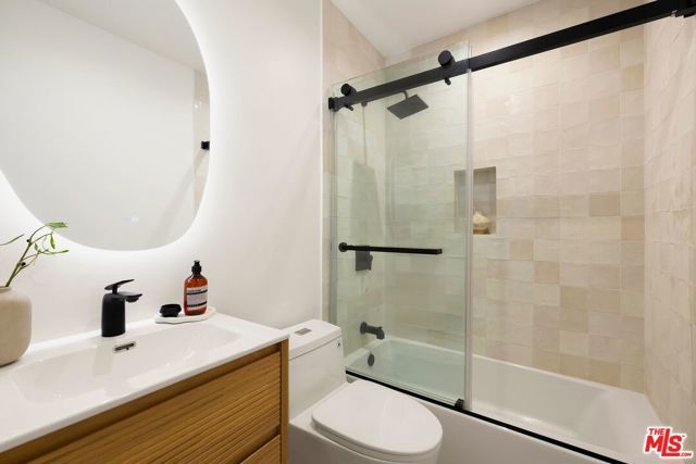 1120 S Lucerne Boulevard, Los Angeles, CA 90019