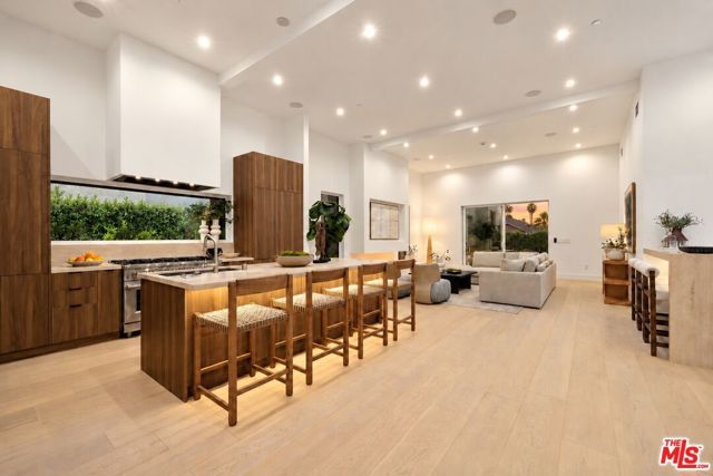 1120 S Lucerne Boulevard, Los Angeles, CA 90019