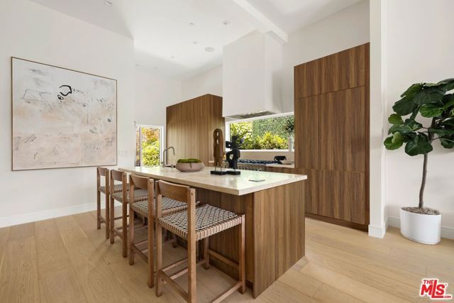 1120 S Lucerne Boulevard, Los Angeles, CA 90019