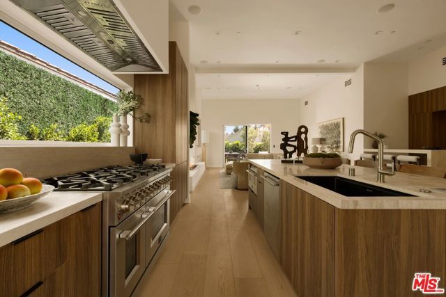 1120 S Lucerne Boulevard, Los Angeles, CA 90019