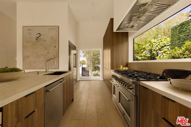 1120 S Lucerne Boulevard, Los Angeles, CA 90019