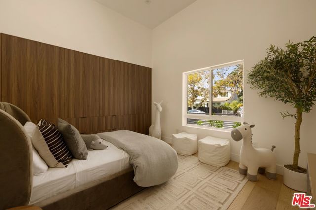 1120 S Lucerne Boulevard, Los Angeles, CA 90019