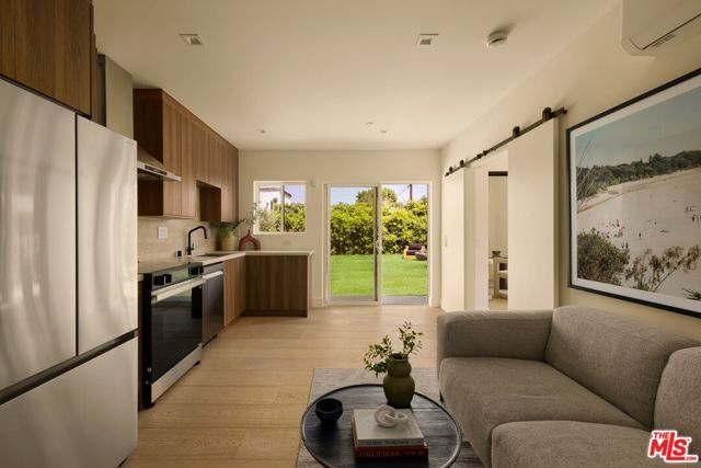1120 S Lucerne Boulevard, Los Angeles, CA 90019