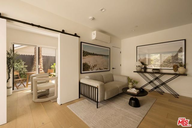 1120 S Lucerne Boulevard, Los Angeles, CA 90019