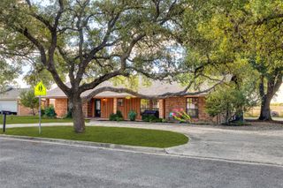 208 S Mulberry Ave, Luling, TX 78648