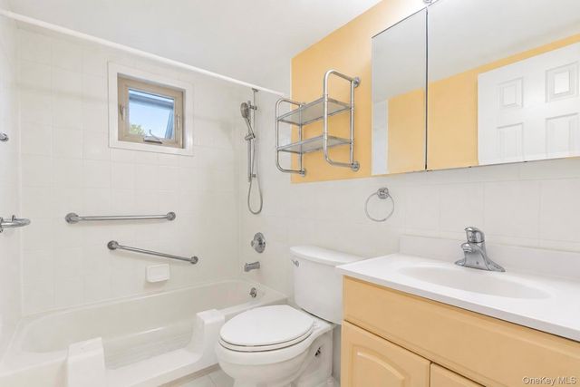 2439 Union Boulevard 3A, Islip, NY 11751