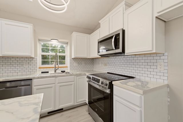 882 S Bedford Ct, Wichita, KS 67207