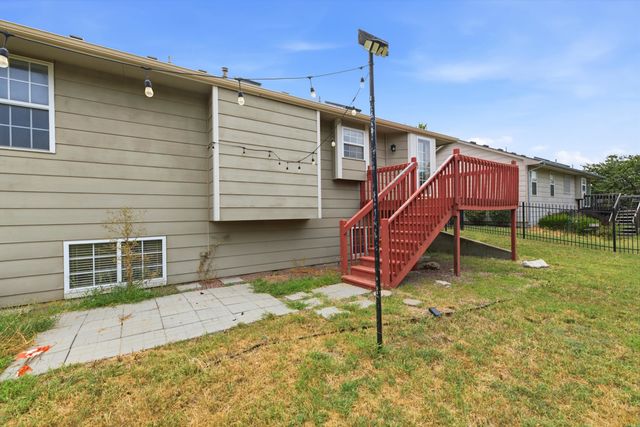 882 S Bedford Ct, Wichita, KS 67207