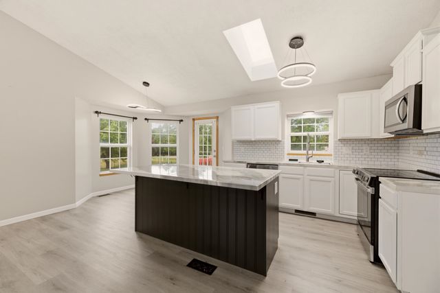 882 S Bedford Ct, Wichita, KS 67207
