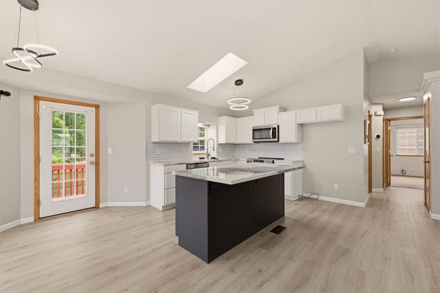 882 S Bedford Ct, Wichita, KS 67207