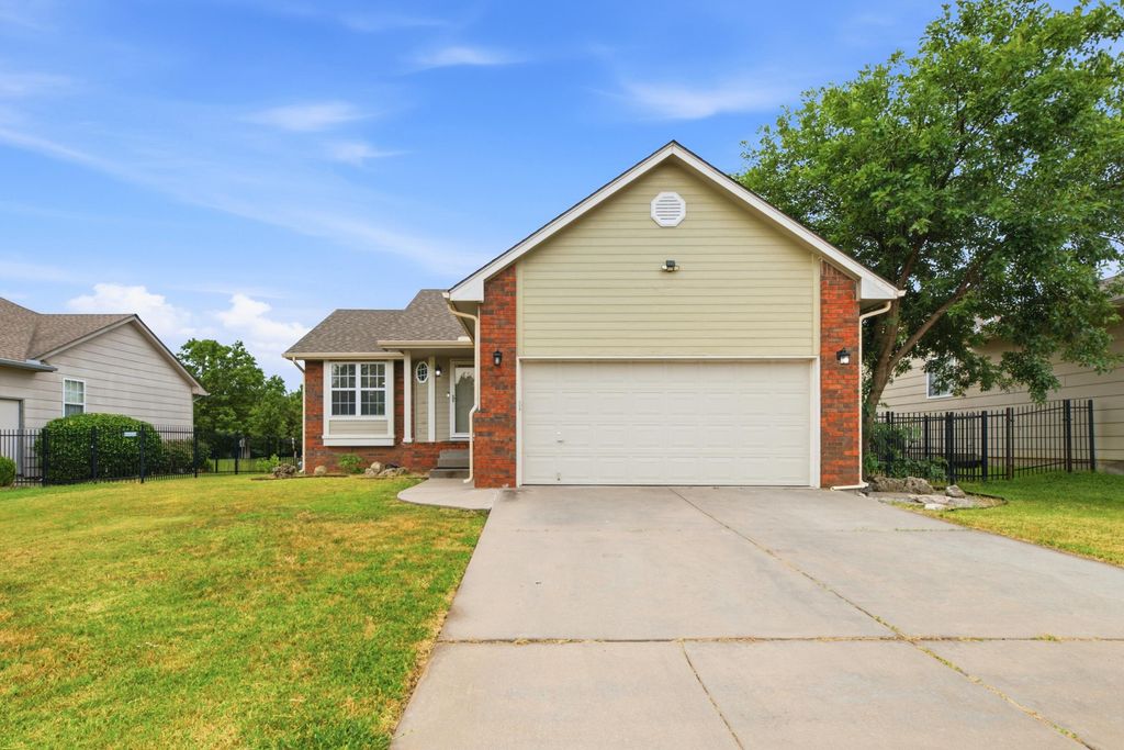 882 S Bedford Ct, Wichita, KS 67207