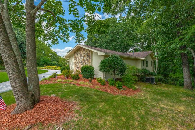 6422 Lake Shadows Circle, Hixson, TN 37343