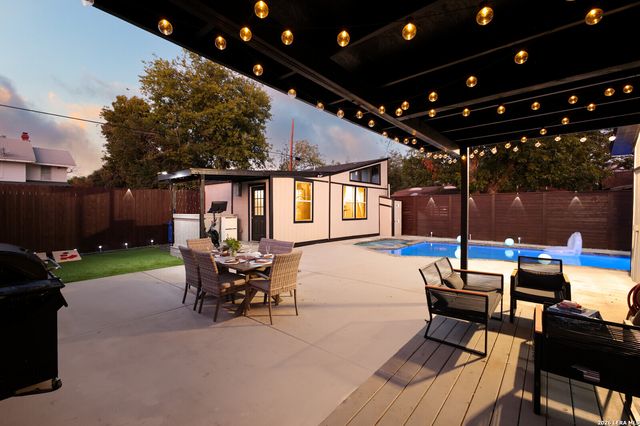 1515 W KINGS HWY, San Antonio, TX 78201