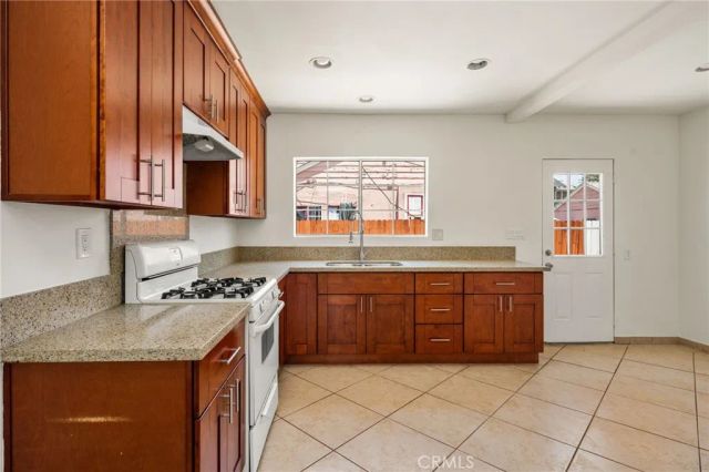 821 S Orange, Santa Ana, CA 92701