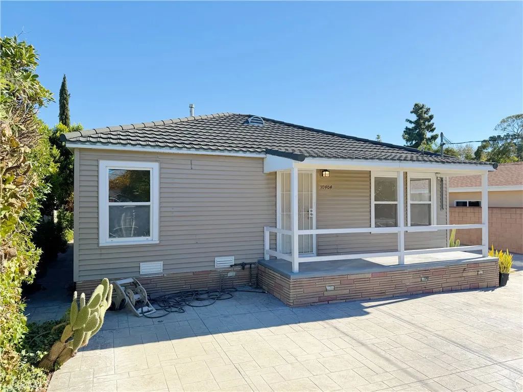 10404 Jardine Avenue, Sunland, CA 91040