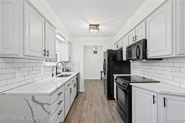 2461 N Long Lake Road, Fenton, MI 48430