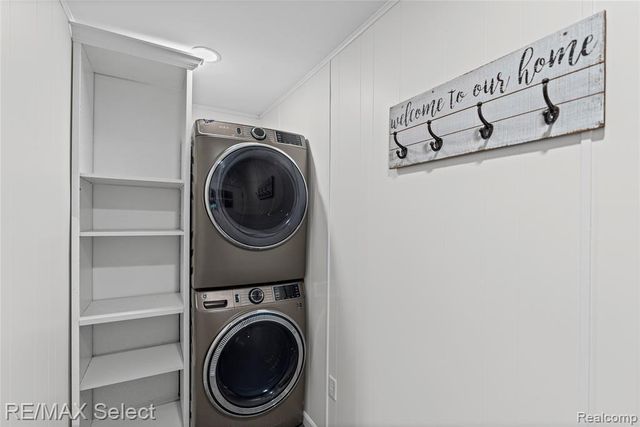 2461 N Long Lake Road, Fenton, MI 48430