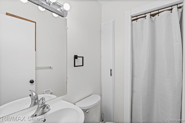 2461 N Long Lake Road, Fenton, MI 48430