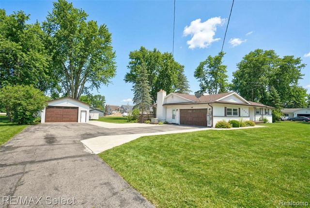 2461 N Long Lake Road, Fenton, MI 48430