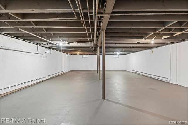 2461 N Long Lake Road, Fenton, MI 48430