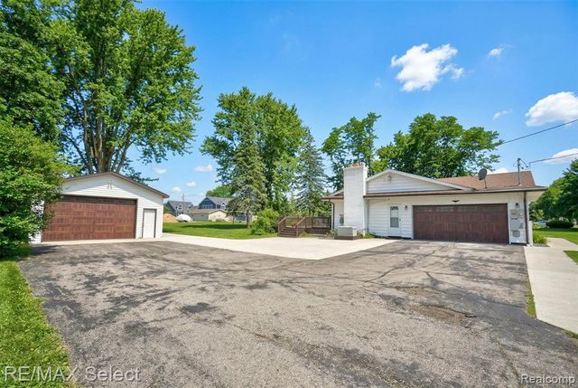2461 N Long Lake Road, Fenton, MI 48430