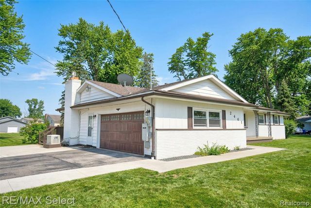 2461 N Long Lake Road, Fenton, MI 48430