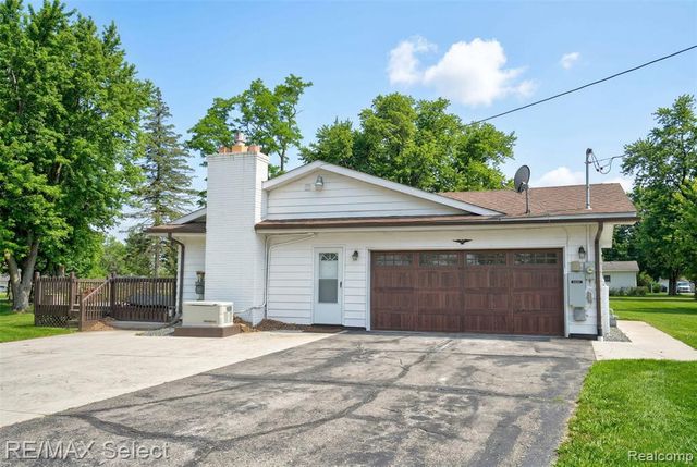 2461 N Long Lake Road, Fenton, MI 48430