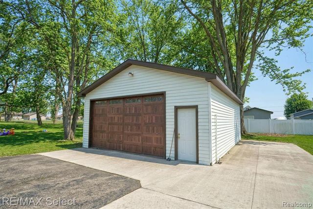 2461 N Long Lake Road, Fenton, MI 48430