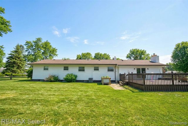 2461 N Long Lake Road, Fenton, MI 48430