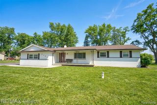 2461 N Long Lake Road, Fenton, MI 48430