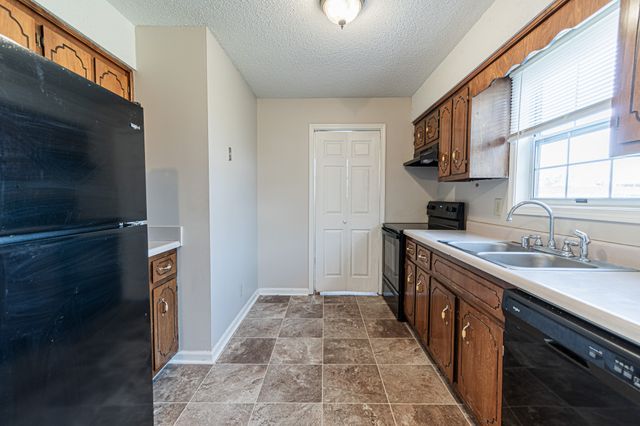 200 Hugh Hunter Rd, Oak Grove, KY 42262