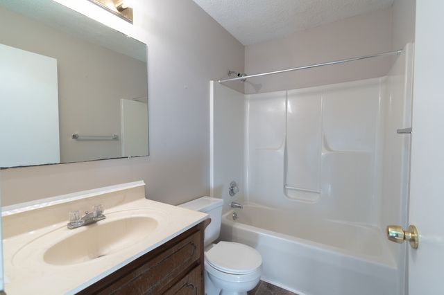 200 Hugh Hunter Rd, Oak Grove, KY 42262