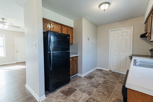 200 Hugh Hunter Rd, Oak Grove, KY 42262