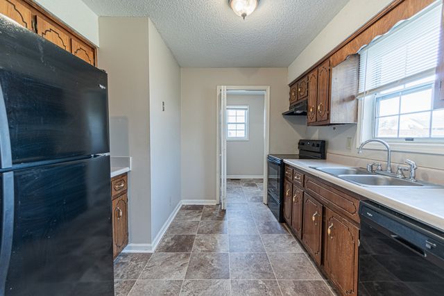 200 Hugh Hunter Rd, Oak Grove, KY 42262