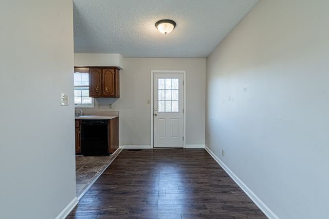 200 Hugh Hunter Rd, Oak Grove, KY 42262