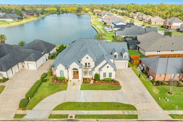 203 Arrowhead Drive, Lake Jackson, TX 77566