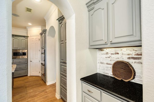 203 Arrowhead Drive, Lake Jackson, TX 77566