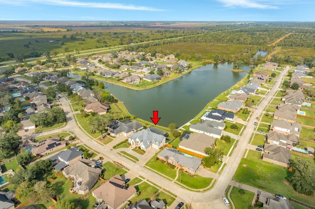 203 Arrowhead Drive, Lake Jackson, TX 77566
