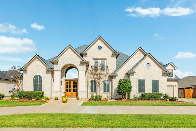 203 Arrowhead Drive, Lake Jackson, TX 77566