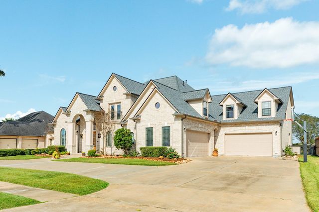 203 Arrowhead Drive, Lake Jackson, TX 77566