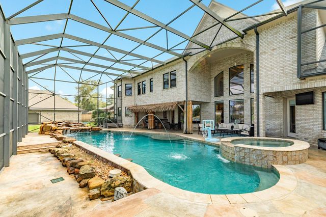 203 Arrowhead Drive, Lake Jackson, TX 77566