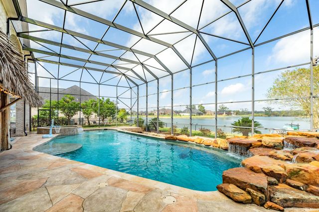 203 Arrowhead Drive, Lake Jackson, TX 77566