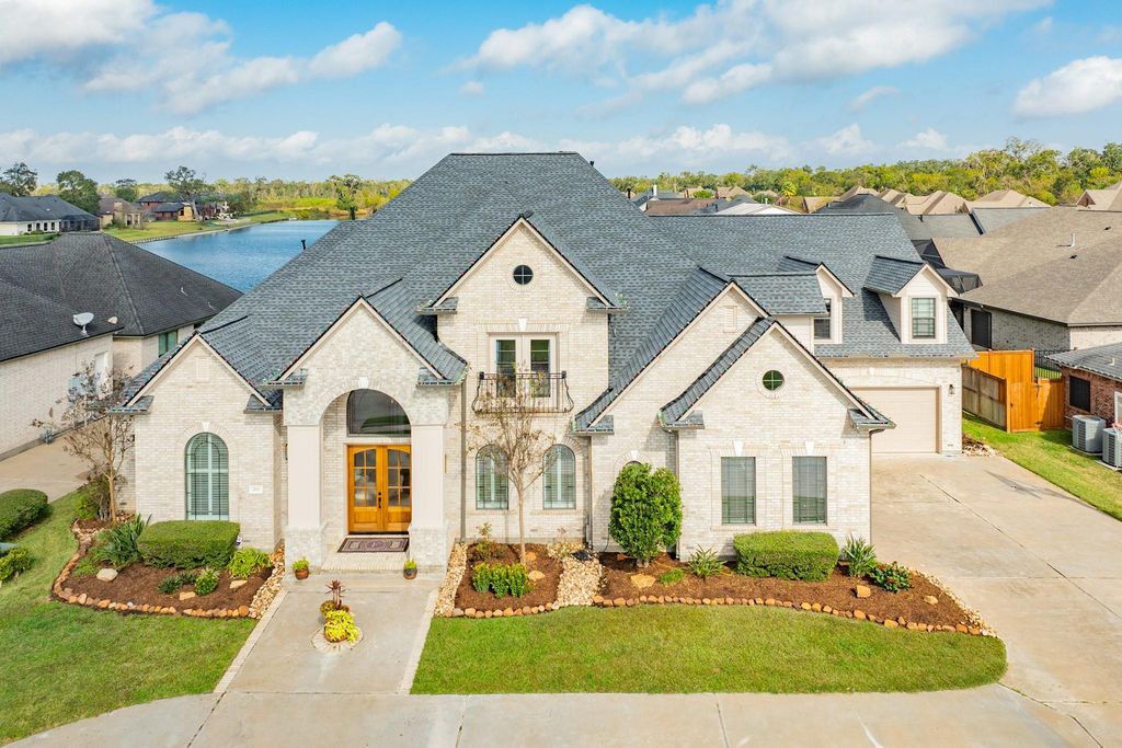 203 Arrowhead Drive, Lake Jackson, TX 77566