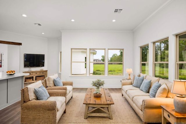 1033 W Worthey St, Gonzales, LA 70737