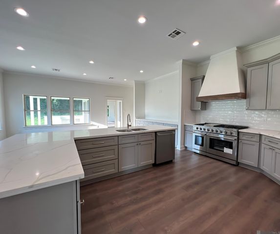 1033 W Worthey St, Gonzales, LA 70737