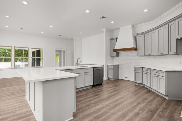 1033 W Worthey St, Gonzales, LA 70737