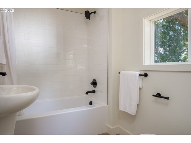 5812 Se WESTFORK St, Portland, OR 97206